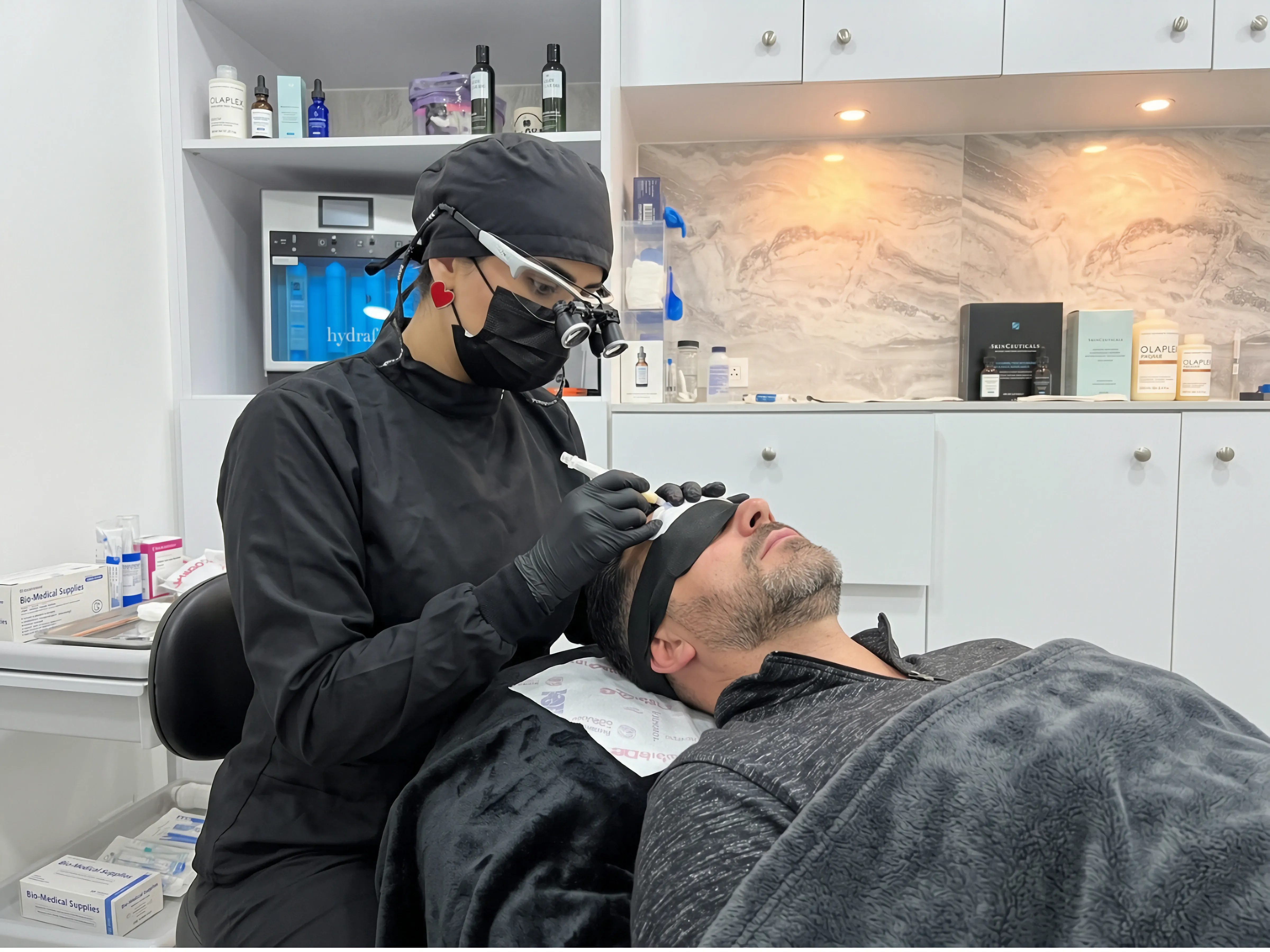 Dra. Andrea BarSal en consulta sobre restauración de cabello, barba y cejas